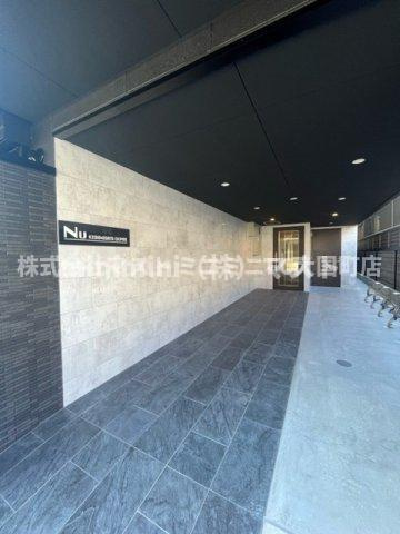 Nu岸里駅前のエントランス