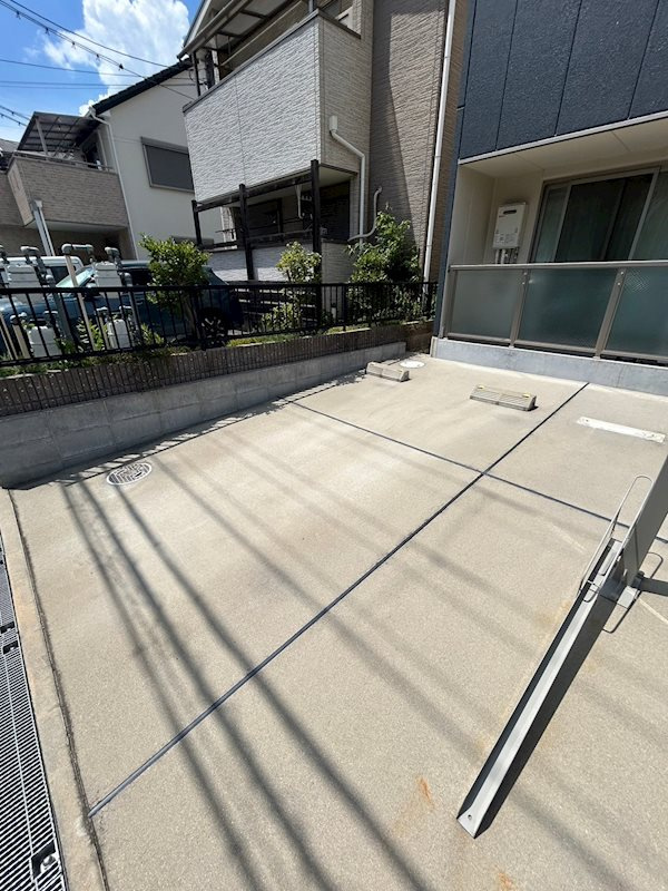 尼崎市猪名寺３丁目のアパートの駐車場