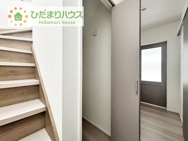 【収納】 | 筑西市二木成　新築戸建　2号棟 | 便利な廊下収納があるので掃除機や買いだめする洗面所用品はもちろん、箱買いしたペットボトルまでしまえます(^^)