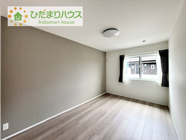 【寝室】 | 筑西市二木成　新築戸建　2号棟 | 気品のある柄のアクセントクロス♪寝室をおしゃれに演出してくれます(*^^*)