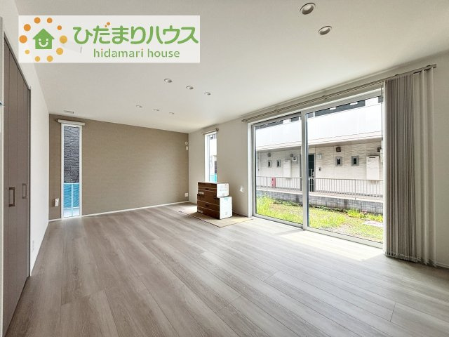 【居間・リビング】 | 筑西市二木成　新築戸建　2号棟 | リビングの大きな窓からは、暖かな日の光が降り注ぎます・・・
