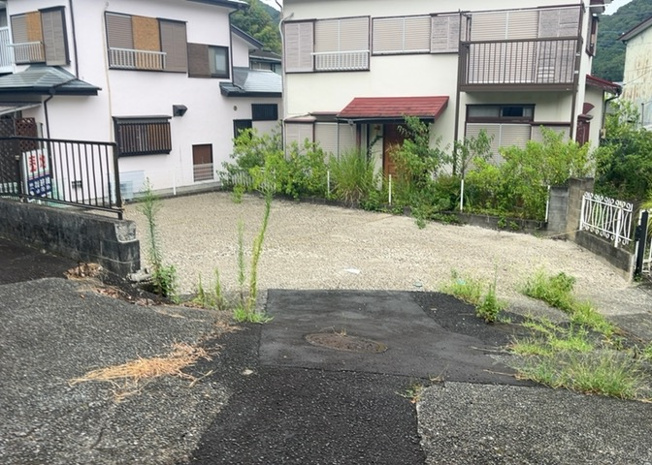 【外観】 | 現地に行くなら、物件の周囲の地形がどうなっているかを見ることも大切です。周辺より低くなっている土地では、大雨などで水が集まりやすいため、地盤が弱くなっているということも考えられるため、注意が必要です。
