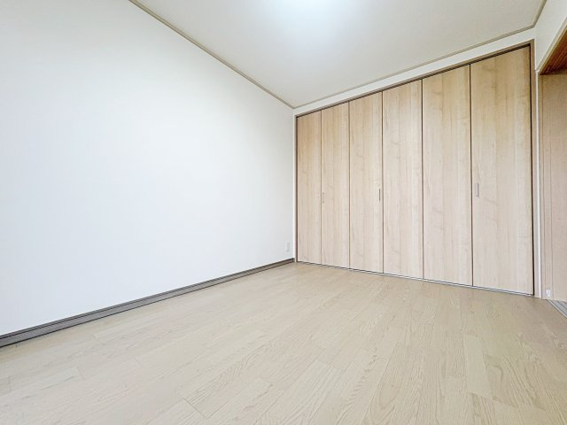 【洋室】 | 藤和ライブタウン希望ヶ丘　フルリノベーション物件/ペット飼育可/三ツ境駅徒歩10分 | ◆柔らかい陽光が差し込む明るいお部屋を演出する設計。彩光の取れる窓が気持ちの良いお部屋を創り上げます。