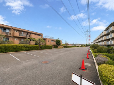 【駐車場】 | 藤和ライブタウン希望ヶ丘　フルリノベーション物件/ペット飼育可/三ツ境駅徒歩10分 | ◆ゆったりとした駐車スペースを確保いたしましたので、お車を大事に駐車できます。