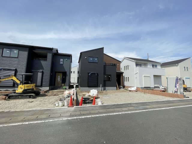 高崎市新町第８（全9棟）7号棟の前面道路含む現地写真