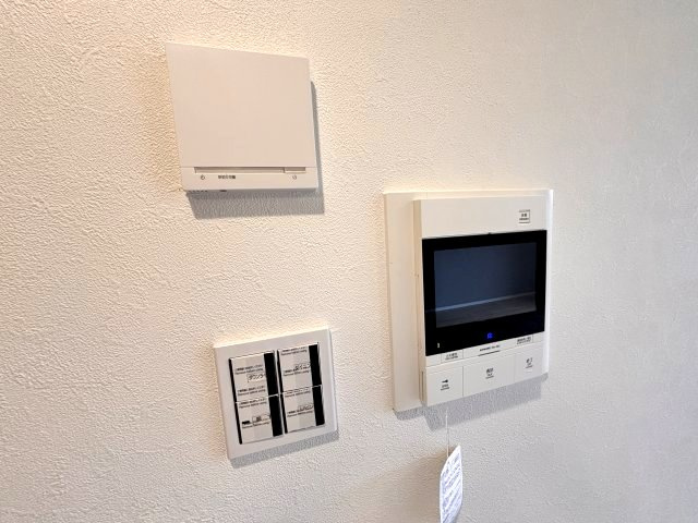 テレビ付きモニターフォンと床暖房パネル