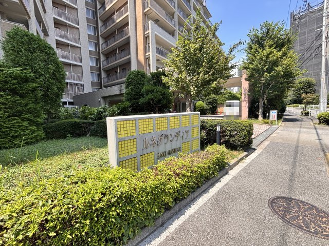 エントランス前には車寄せがあり　注意します
