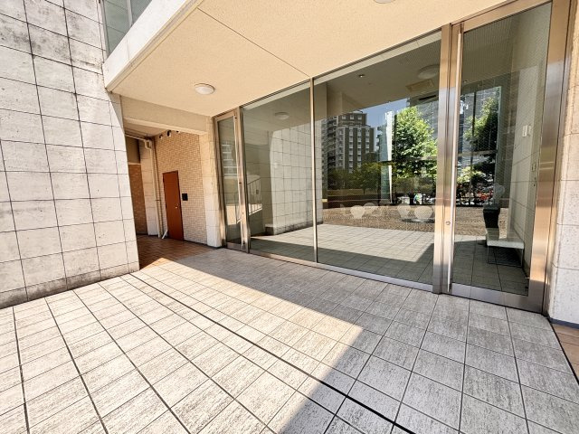 本物件の特徴として共用大浴場やアスレチックスタジオがあります