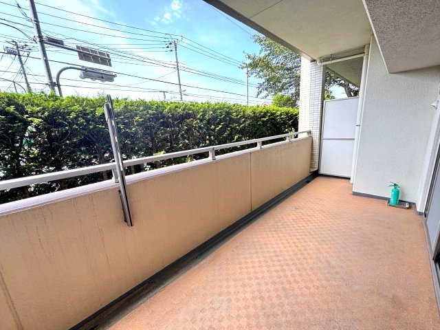 南西向きバルコニー　目隠しの植栽で人目は気になりません