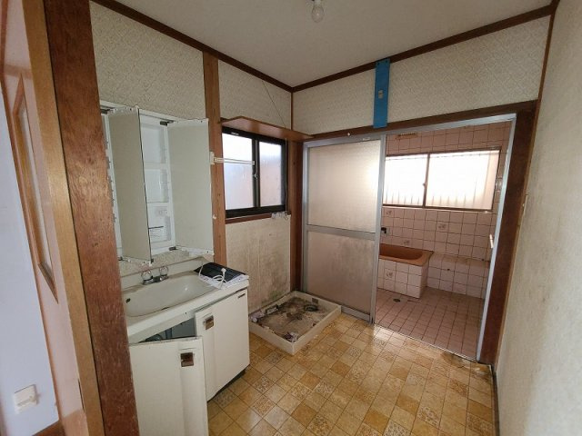 【洗面所】 | 八雲町熊野中古戸建 | 広い洗面スペース