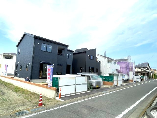 高崎市新町第８（全9棟）8号棟の前面道路含む現地写真