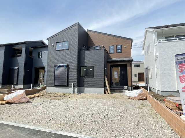 高崎市新町第８（全9棟）8号棟の前面道路含む現地写真