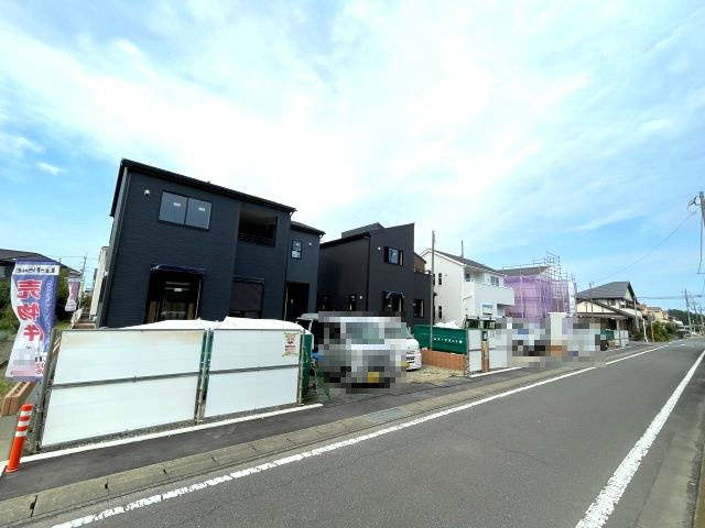 高崎市新町第８（全9棟）8号棟の前面道路含む現地写真