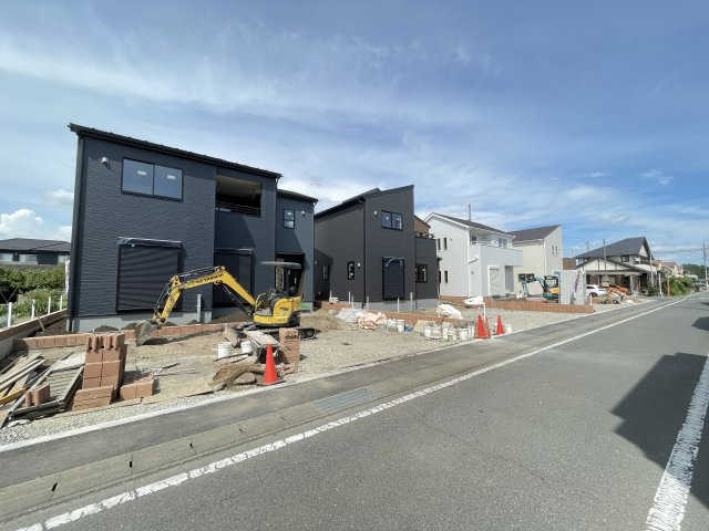 高崎市新町第８（全9棟）8号棟の前面道路含む現地写真