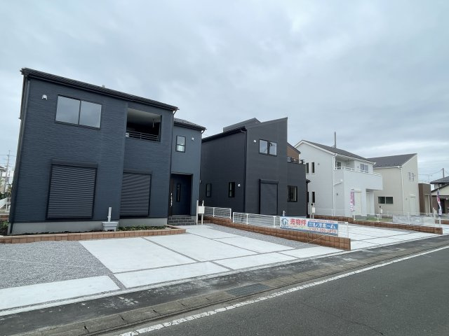 高崎市新町第８（全9棟）8号棟の前面道路含む現地写真