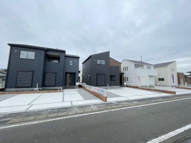 高崎市新町第８（全9棟）8号棟の前面道路含む現地写真