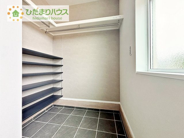 【玄関】 | 筑西市二木成　新築戸建　1号棟 | 土間の玄関シューズクロークならアウトドア用品やベビーカーも土汚れを気にせずスッキリ収納できます！