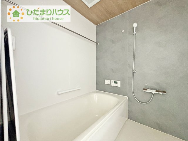 【浴室】 | 筑西市二木成　新築戸建　1号棟 | 何歳まで一緒に入ってくれるだろうか・・・。
広いお風呂は、お子様と一緒に入るバスタイムがより楽しくなります。