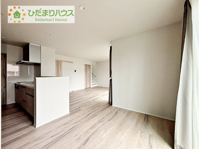 【居間・リビング】 | 筑西市二木成　新築戸建　1号棟 | 南に面した大きな窓から差し込む光で日中は電気いらず♪