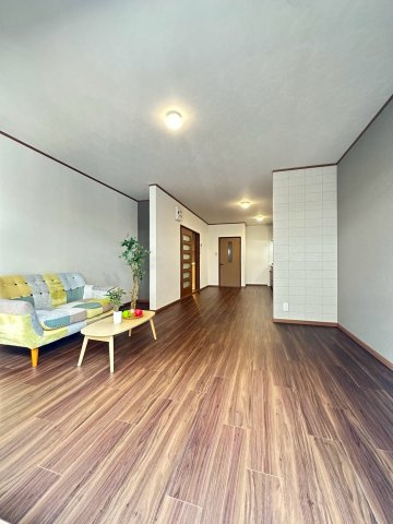 門真市大池町の居間・リビング|設備類も交換され気持ちよく生活できます！
3LDKとファミリーの方におすすめです。