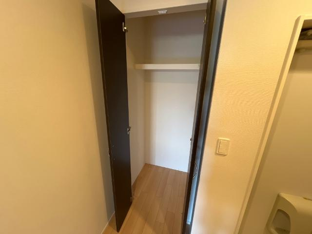 合志市須屋のアパートの収納|玄関横収納