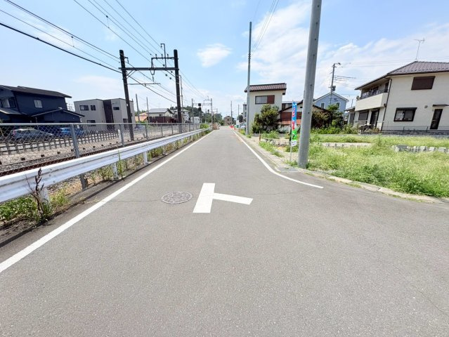 鶴ヶ島市中新田　建築条件なし売地　東武越生線『一本松駅』徒歩3分　【新町小学区】の前面道路含む現地写真