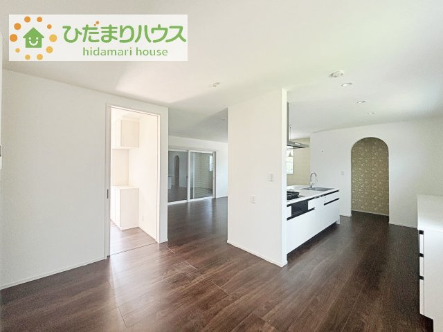【居間・リビング】 | 牛久市田宮町　中古戸建 | 複層ガラスの遮熱効果と断熱効果で、一年中快適に過ごせます (#^.^#)