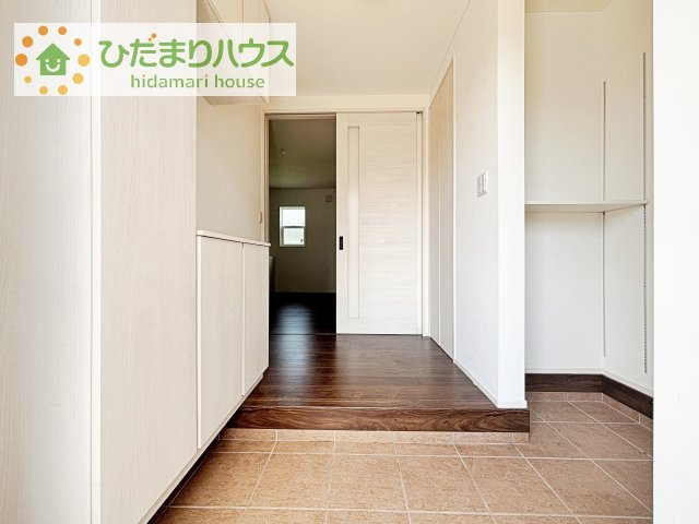 【玄関】 | 牛久市田宮町　中古戸建 | シューズクロークは、レインコートやベビーカー、ゴルフバッグなど大きな荷物を置けるので、
いつでも玄関を綺麗に保てます(*^-^*)