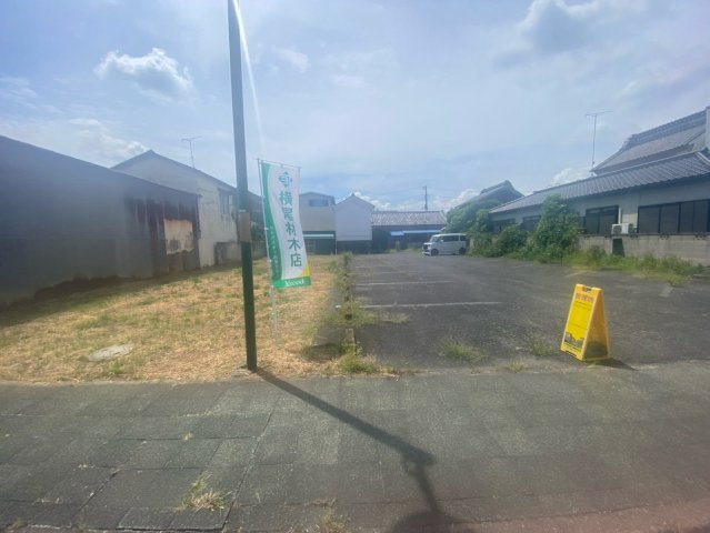 【前面道路含む現地写真】 | 【千代田第４期　現地外観】
※令和８年８月時点　