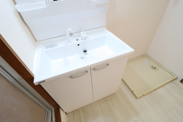 ファーストグリーン　Bの洗面所|明るい洗面所です