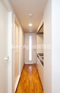 【玄関】 | アルファード西落合 | 同仕様写真
日勤管理人！マンション隣にはショッピングセンター（80m）