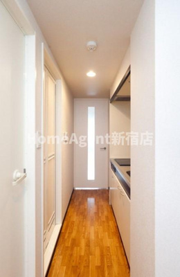 【玄関】 | アルファード西落合 | 同仕様写真
日勤管理人！マンション隣にはショッピングセンター（80m）