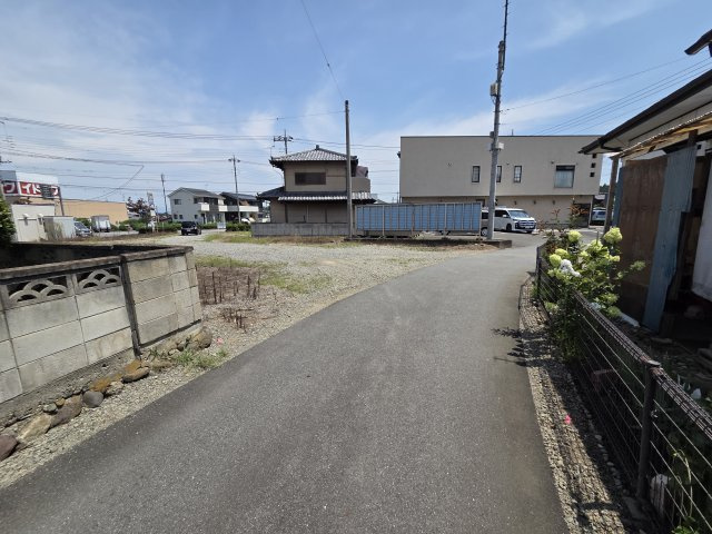 富岡市内匠　売地の前面道路含む現地写真|南側前面道路幅員約3ｍ