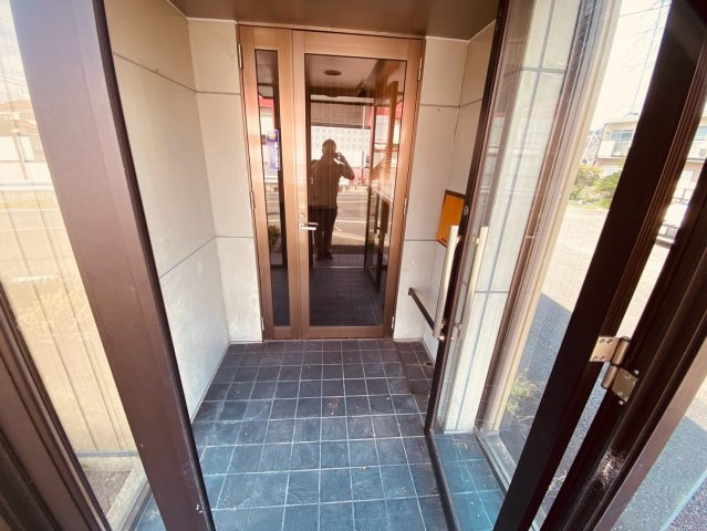 矢作町字小河原貸店舗の玄関