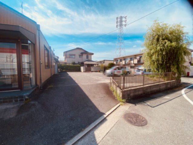 矢作町字小河原貸店舗の駐車場