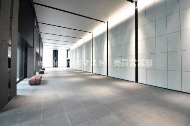 シティタワー大阪本町のロビー|◆まるでホテルのような、ラグジュアリーで落ち着いたロビー、洗練された空間を演出し、住まう人とゲストを温かく迎え入れます♪