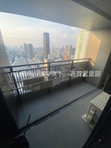 シティタワー大阪本町のバルコニー|◆37階ならではの開放感を味わえるバルコニー。
都心の街並みを一望できる眺望が、日々の暮らしにゆとりと心地よい時間をもたらします♪
