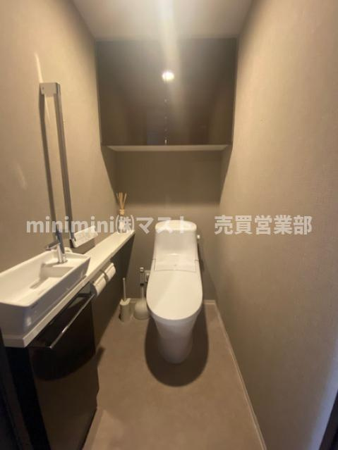 シティタワー大阪本町のトイレ|◆トイレには便利な収納棚を設置！トイレットペーパーや掃除用品などをすっきり収納できます♪
