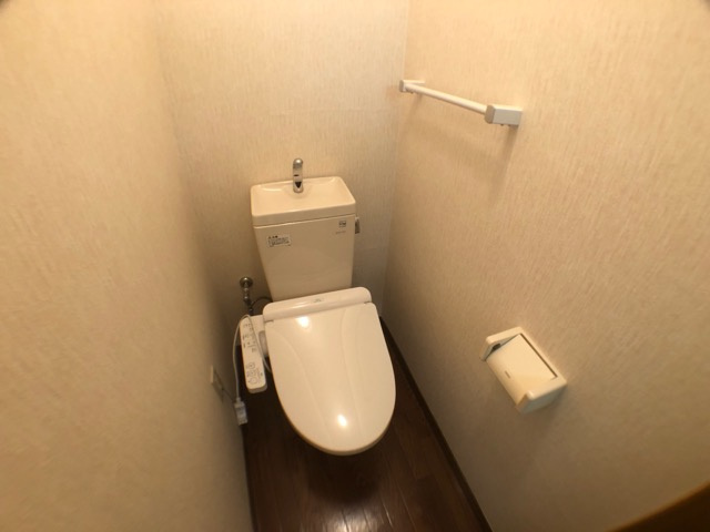 温水洗浄便座付きのトイレです♪