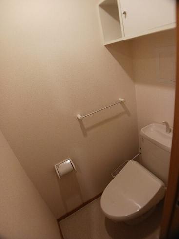 温水洗浄便座付きのトイレです♪