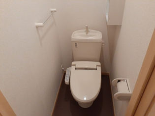 温水洗浄便座付きのトイレです♪