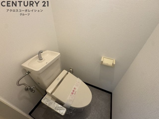 温水洗浄便座付きのトイレです♪
