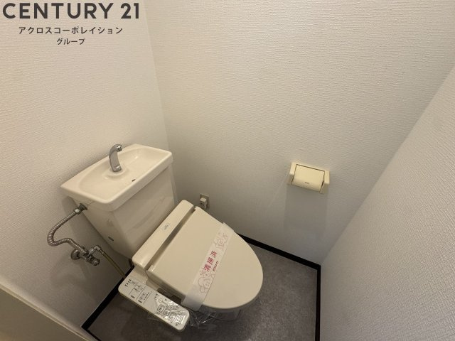 温水洗浄便座付きのトイレです♪
