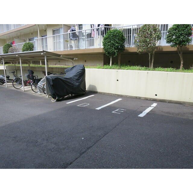 川崎市麻生区上麻生３丁目の賃貸マンションの駐車場