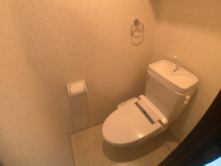 温水洗浄便座付きのトイレです♪