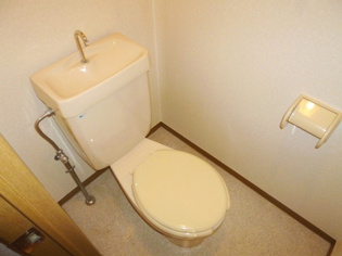 温水洗浄便座付きのトイレです♪