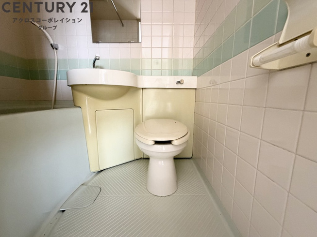 浴室内にトイレがあります！