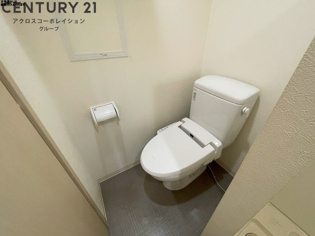 温水洗浄便座付きのトイレです♪