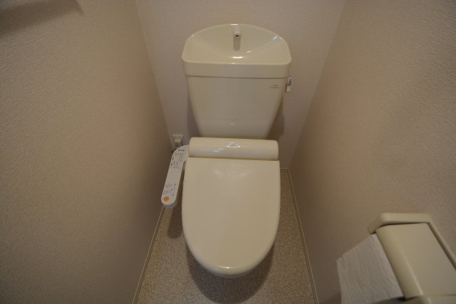 温水洗浄便座付きのトイレです♪