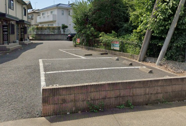 エゼ・サントゥールの駐車場